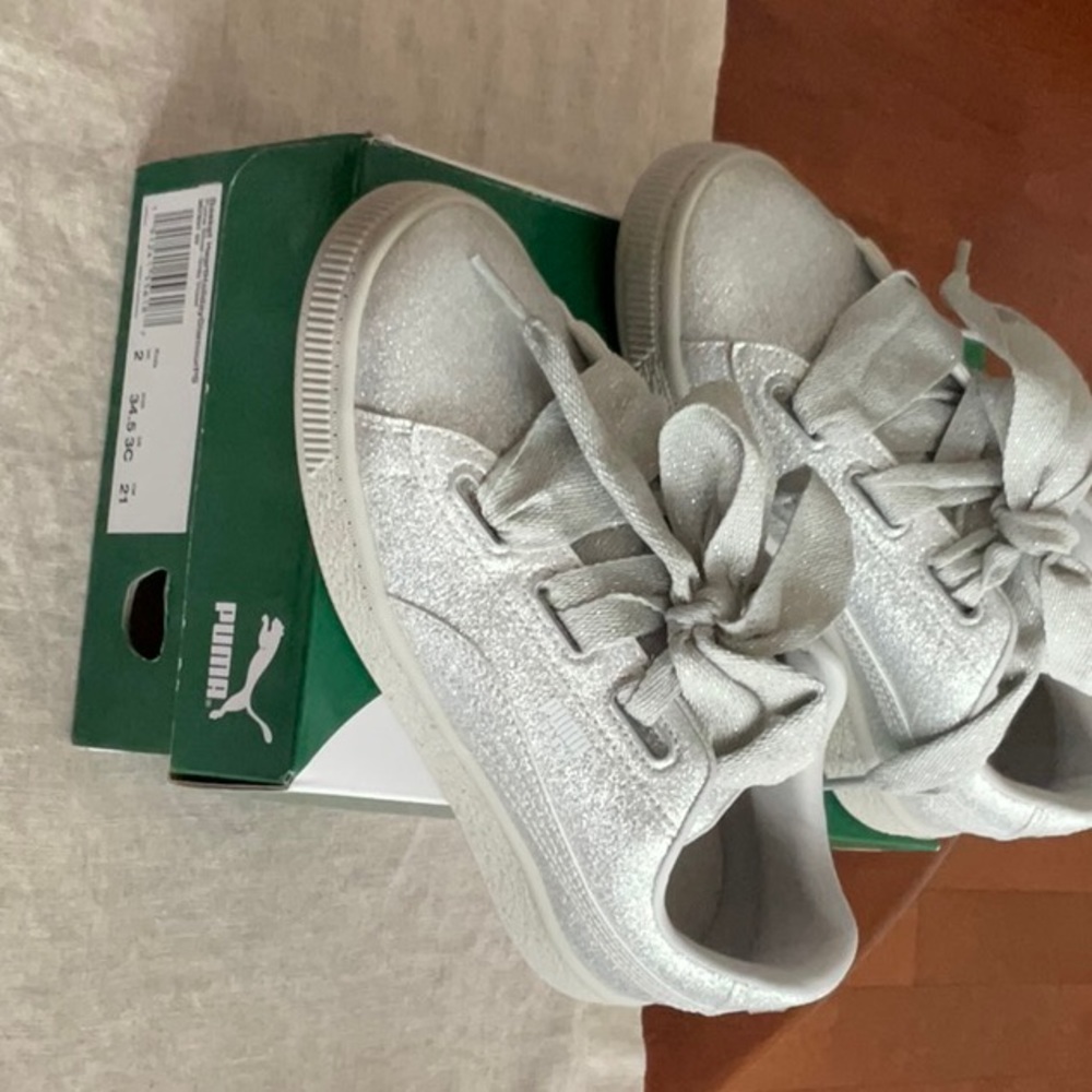 Kids puma sneakers